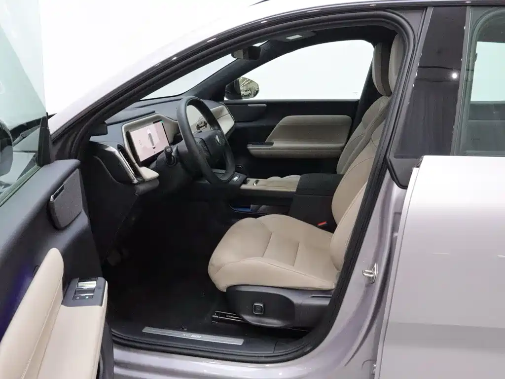 Volvo XC70 Plug-In Hybrid 2025 — фото 11