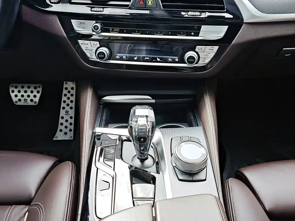 BMW 5 Series 2021 — фото 14