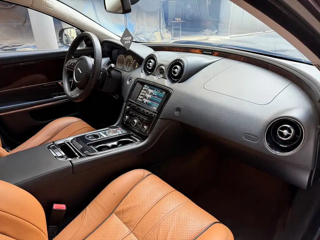 Jaguar XJ 2015 — фото 9