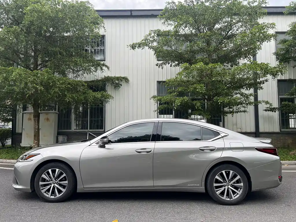 Lexus ES 2021 — фото 13