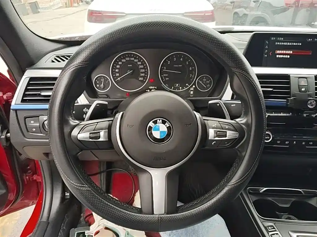 BMW 3 Series 2018 — фото 11