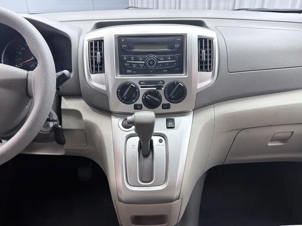 Nissan NV200 2017 — фото 15