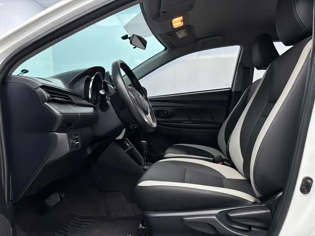 Toyota Yaris L 2022