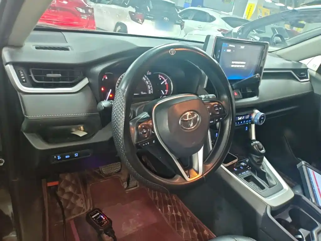 Toyota RAV4 2021 — фото 10