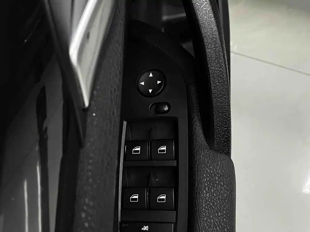 BMW X1 2012 — фото 9