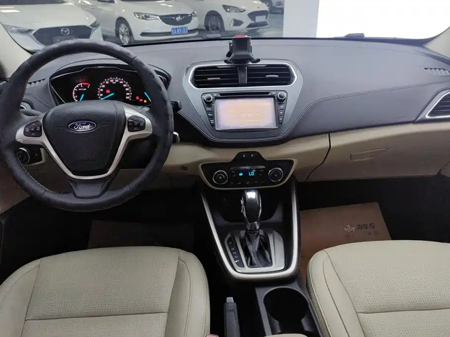Ford Escort 2015 — фото 12
