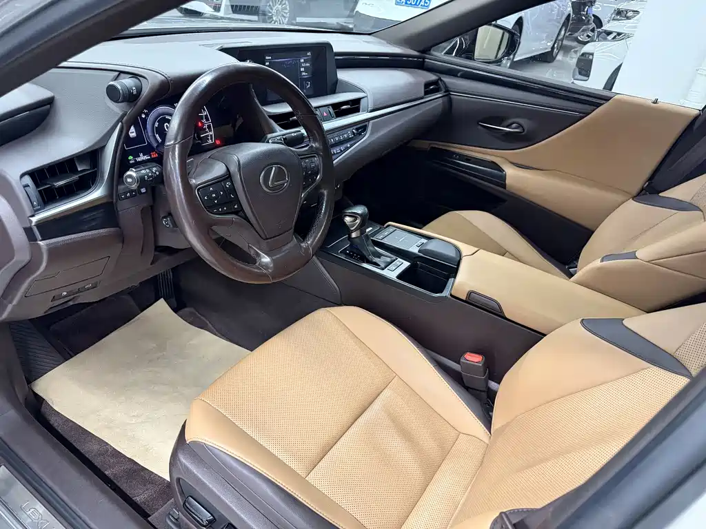 Lexus ES 2020 — фото 14