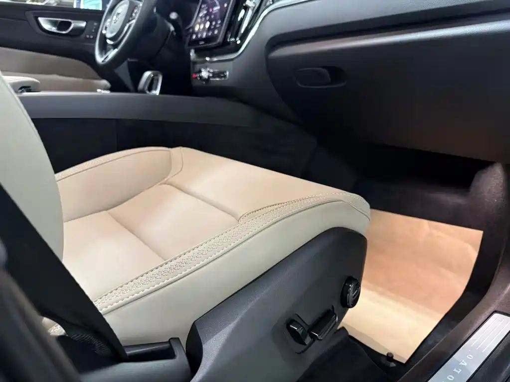 Volvo XC60 2025 — фото 14
