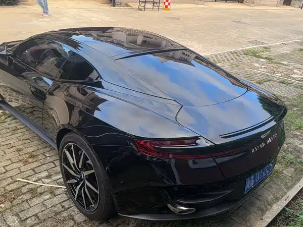 Aston Martin DB11 2023