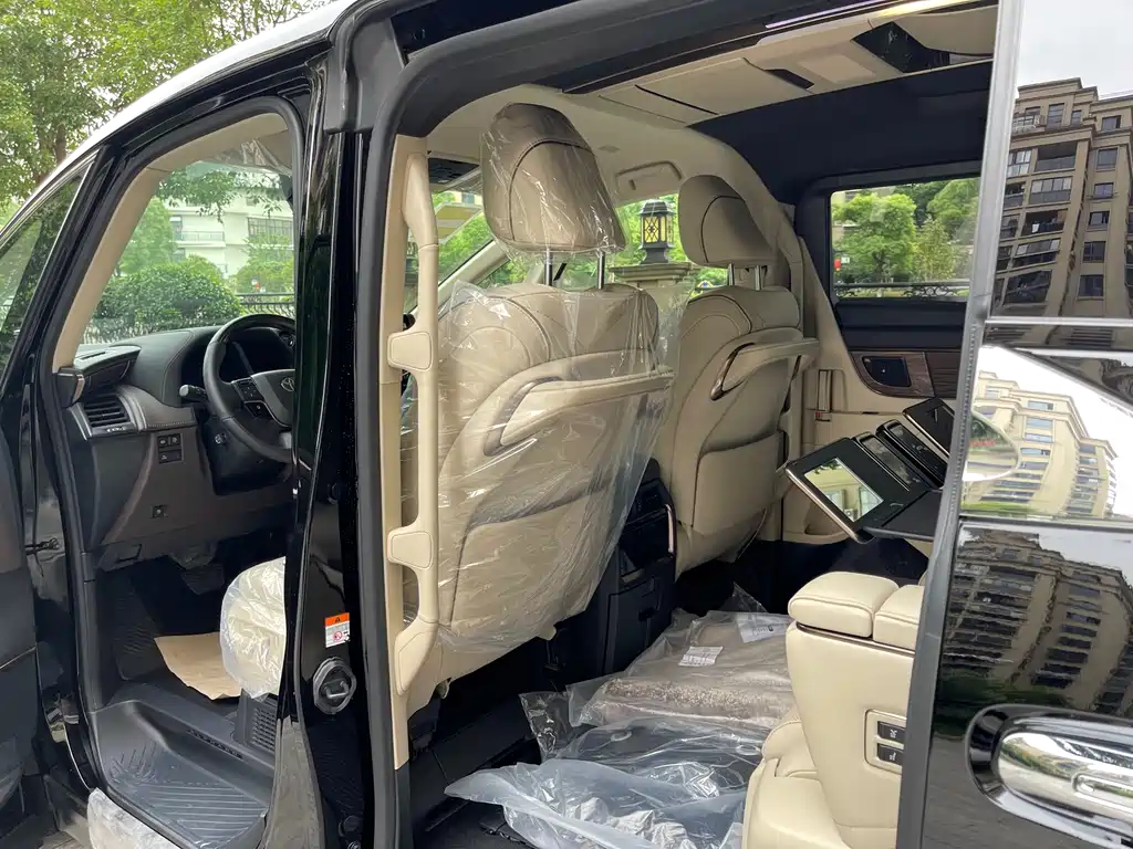Toyota Alphard — фото 8