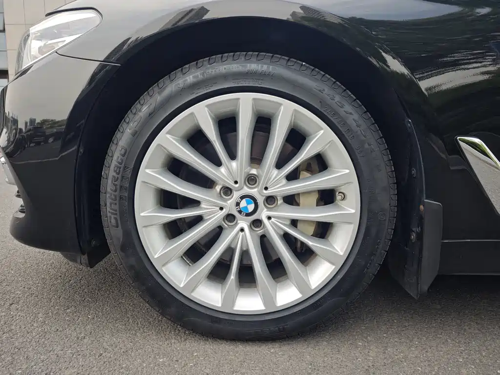 BMW 5 Series 2019 — фото 19