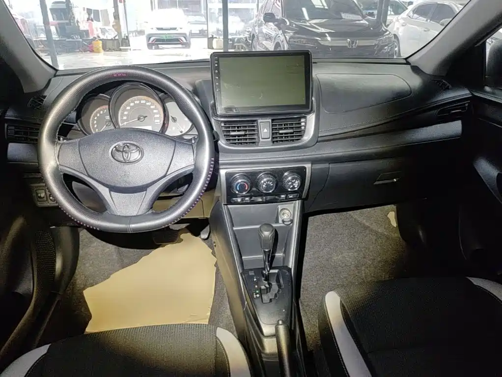 Toyota Yaris L 2021 — фото 10