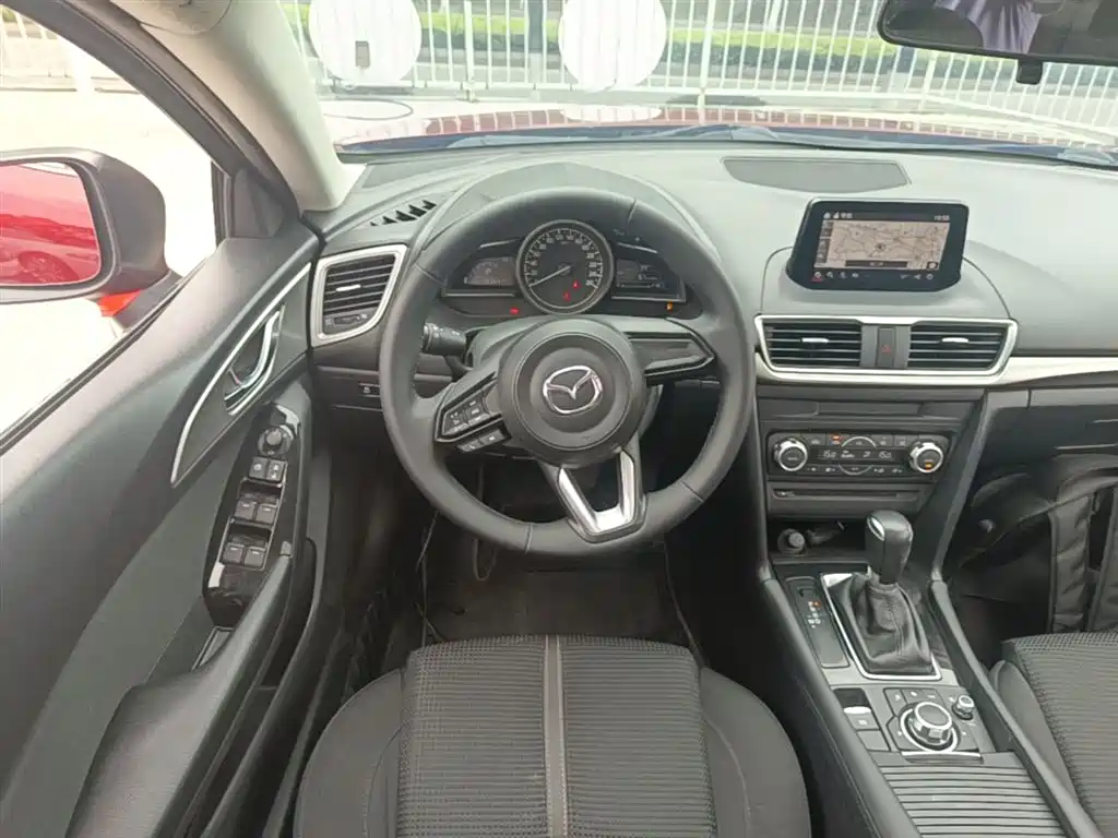 Mazda 3 Axela 2018 — фото 11