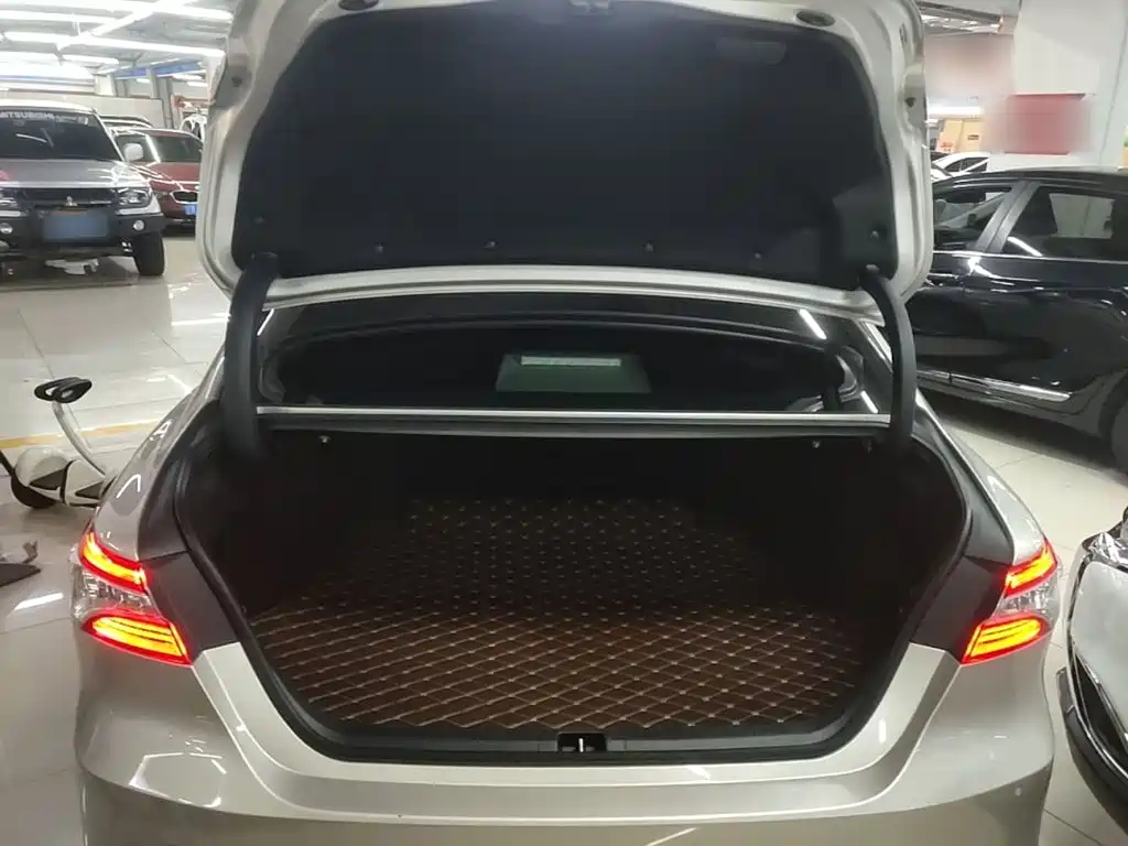 Toyota Camry 2019 — фото 19