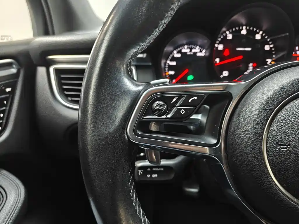 Porsche Macan 2016 — фото 12