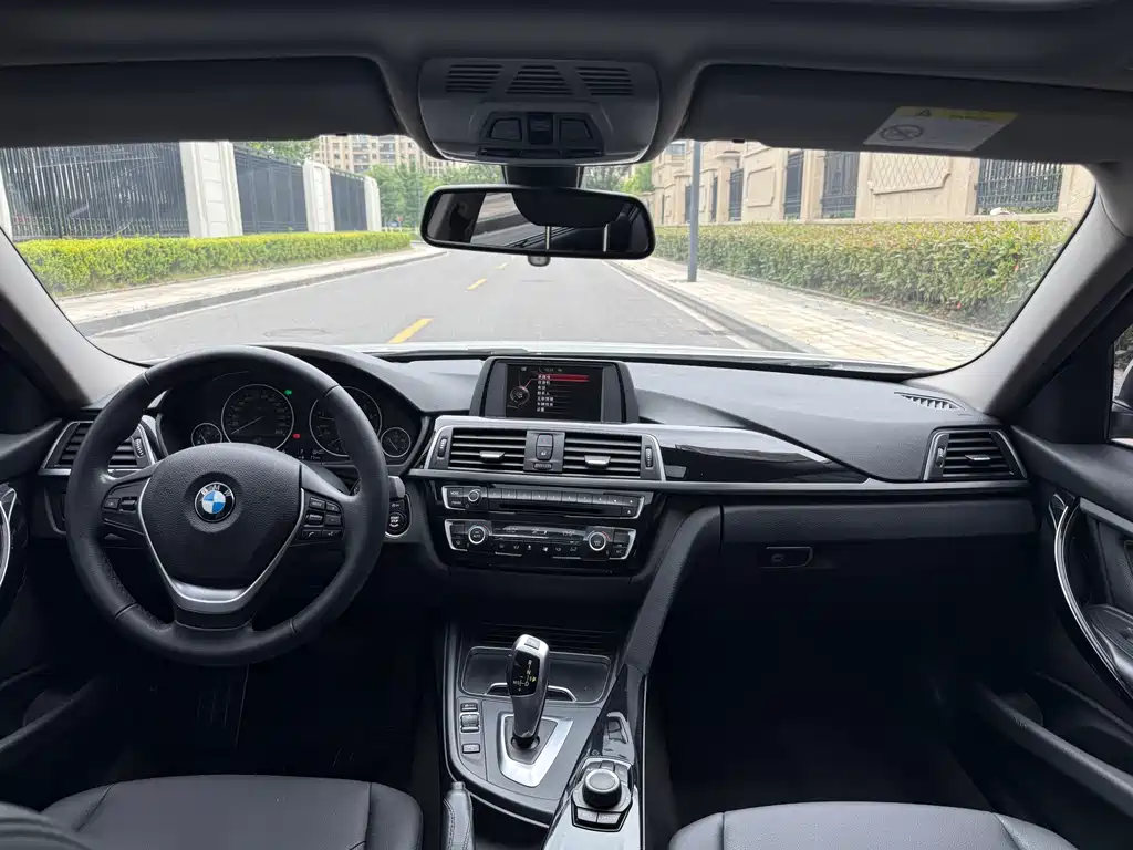 BMW 3 Series 2017 — фото 12