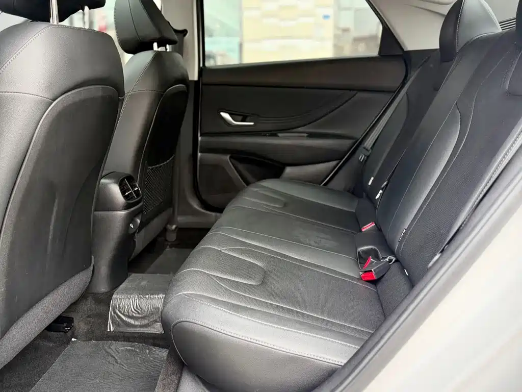 Hyundai Elantra 2023 — фото 11