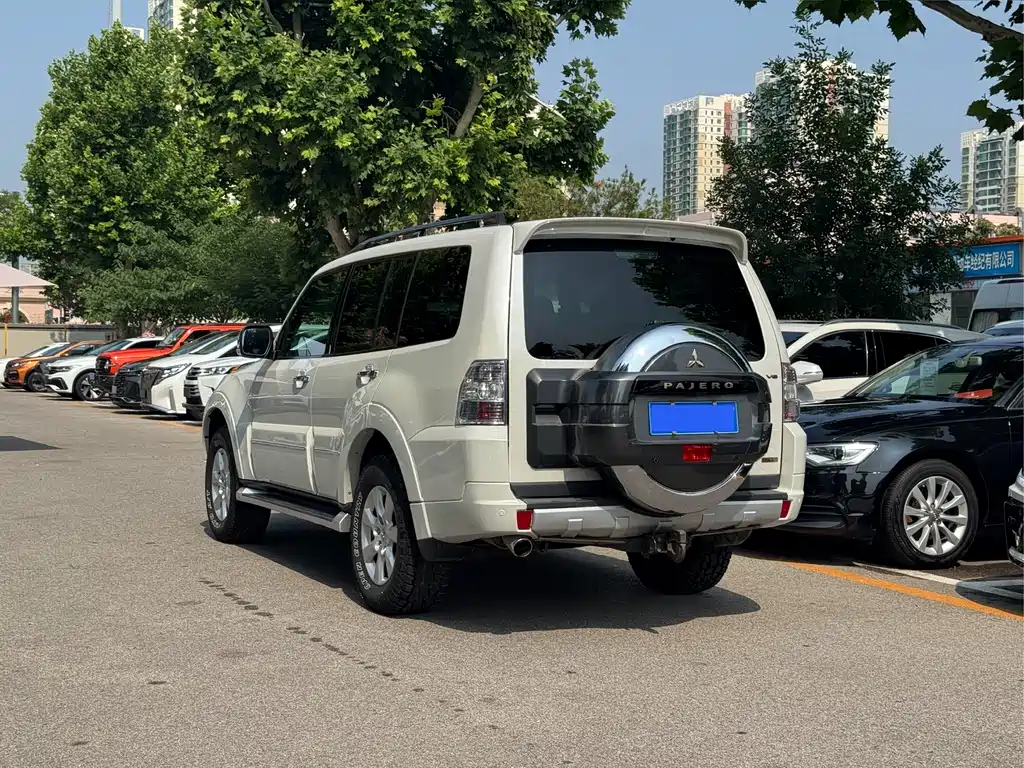 Mitsubishi Pajero 2016