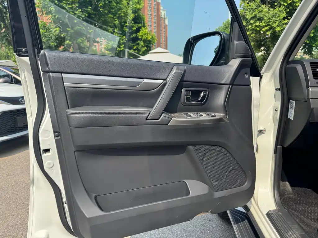 Mitsubishi Pajero 2016 — фото 12