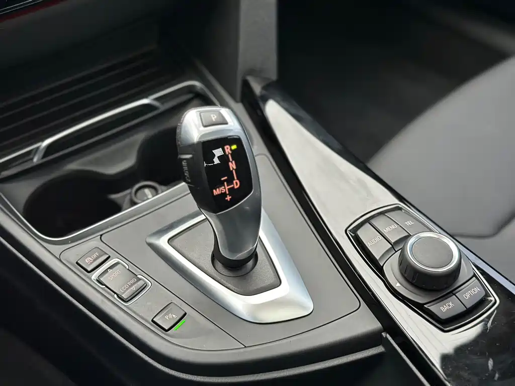 BMW 3 Series 2017 — фото 15