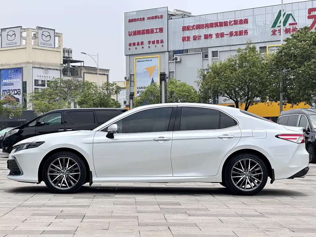 Toyota Camry 2021 — фото 6