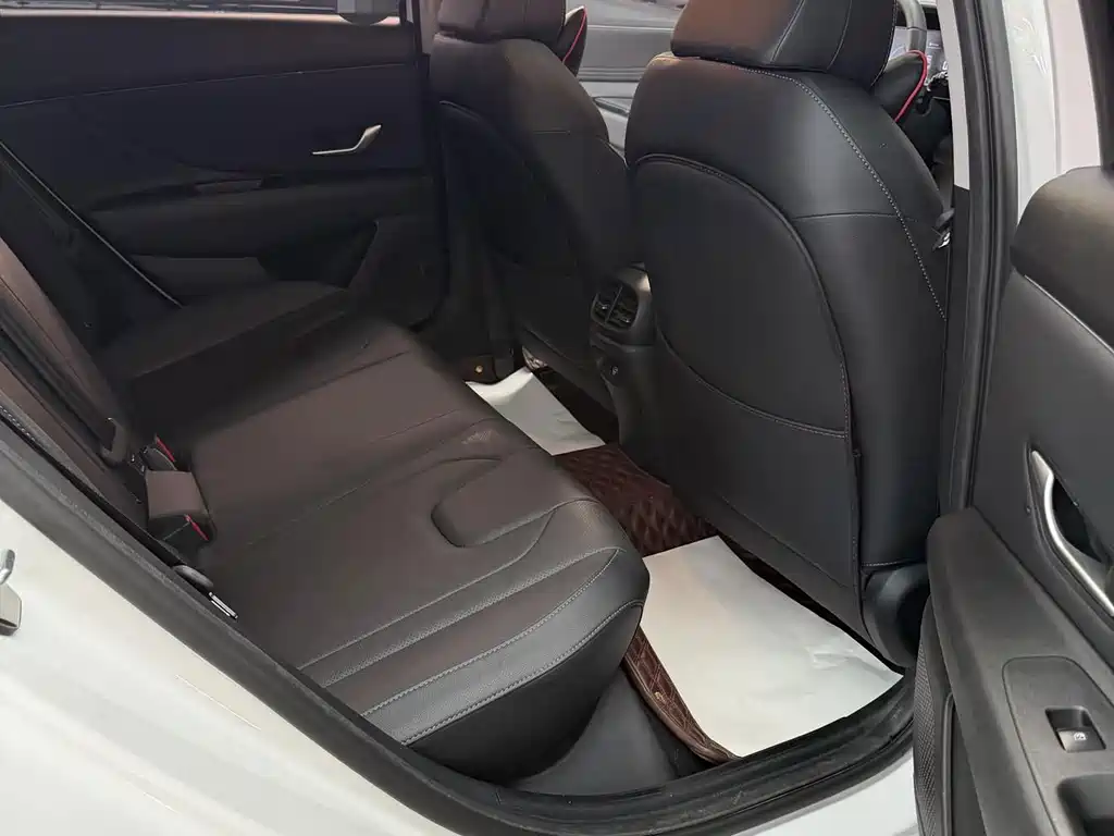 Hyundai Elantra 2023 — фото 17