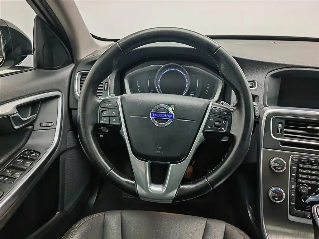 Volvo V60 2016 — фото 11