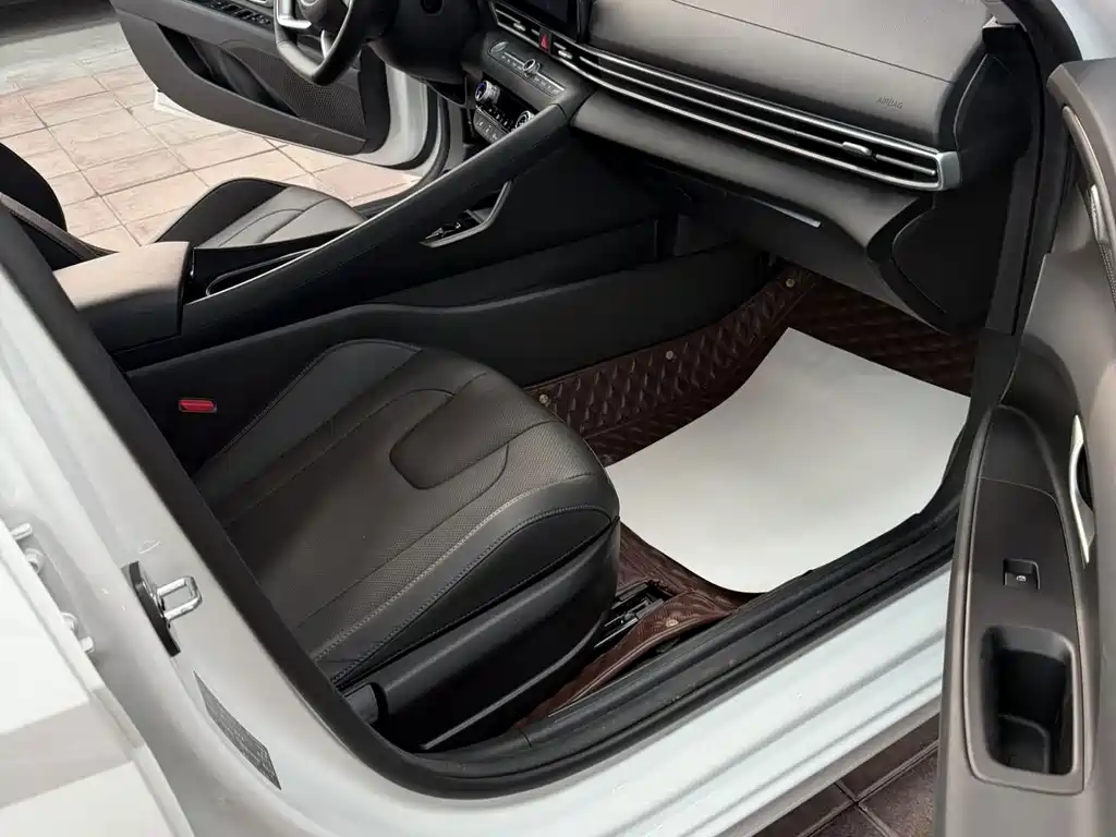 Hyundai Elantra 2023 — фото 16