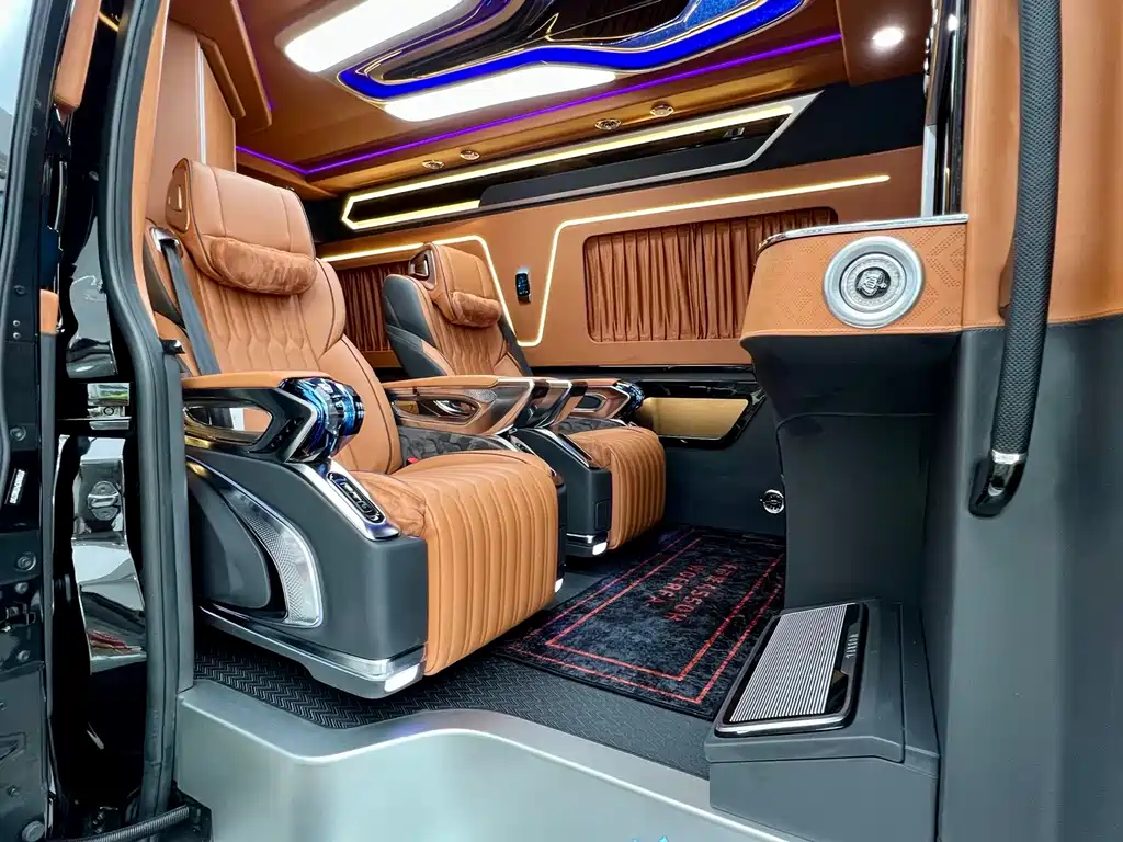 Toyota Hiace — фото 14