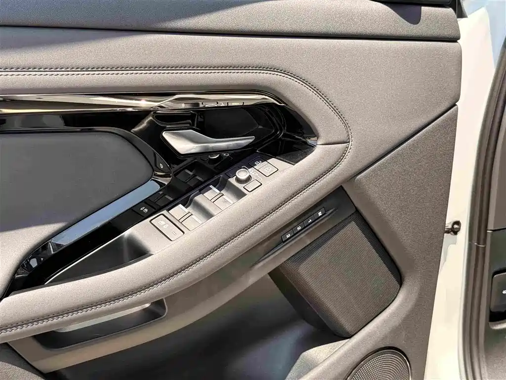Land Rover Evoque 2024 — фото 16