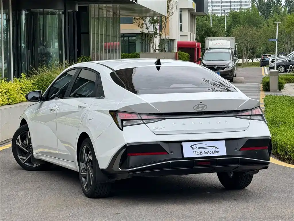 Hyundai Elantra 2023 — фото 9