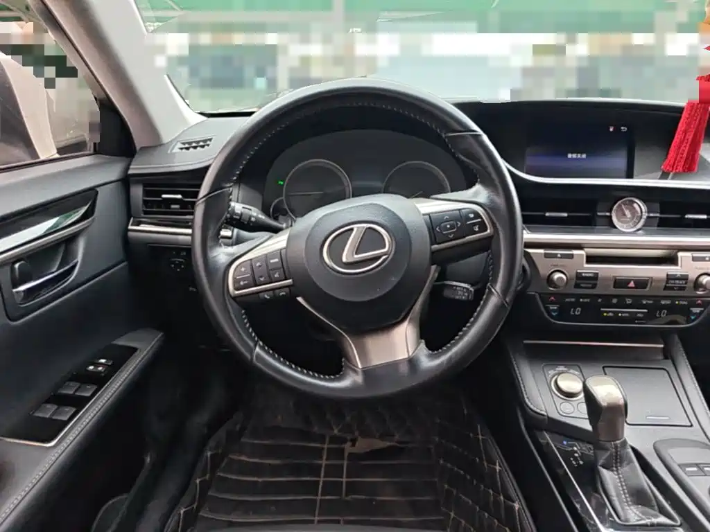 Lexus ES 2018 — фото 11