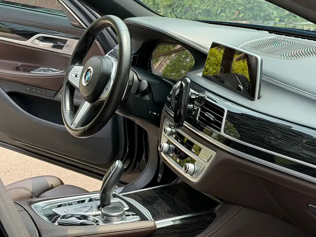 BMW 7 Series 2021 — фото 11