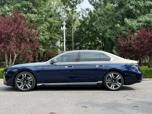 BMW i7 2025
