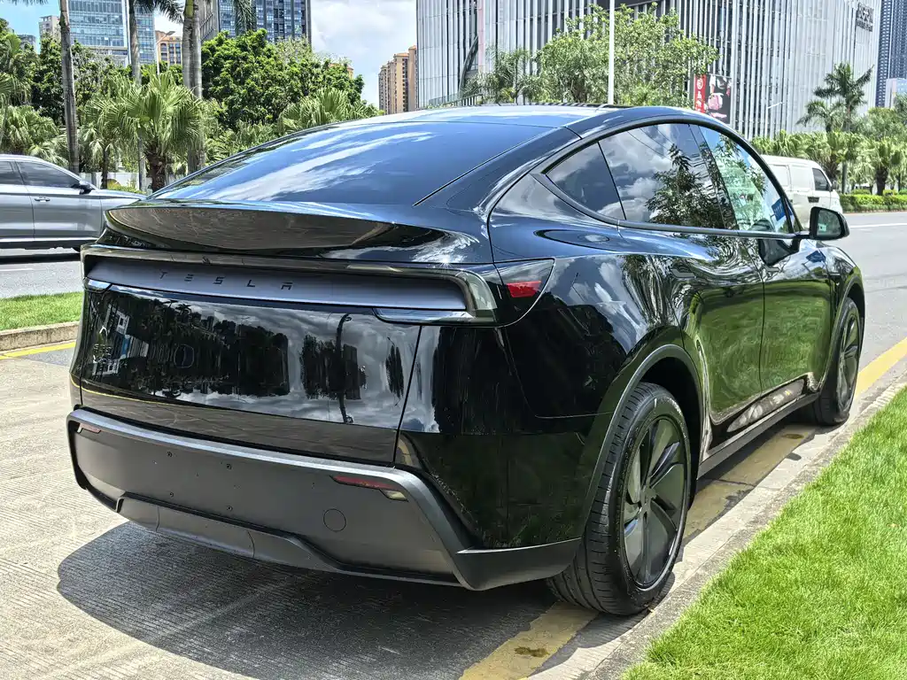 Tesla Model Y 2026 — фото 10