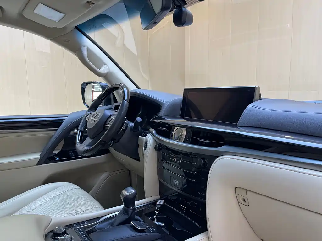 Lexus LX 2017 — фото 12