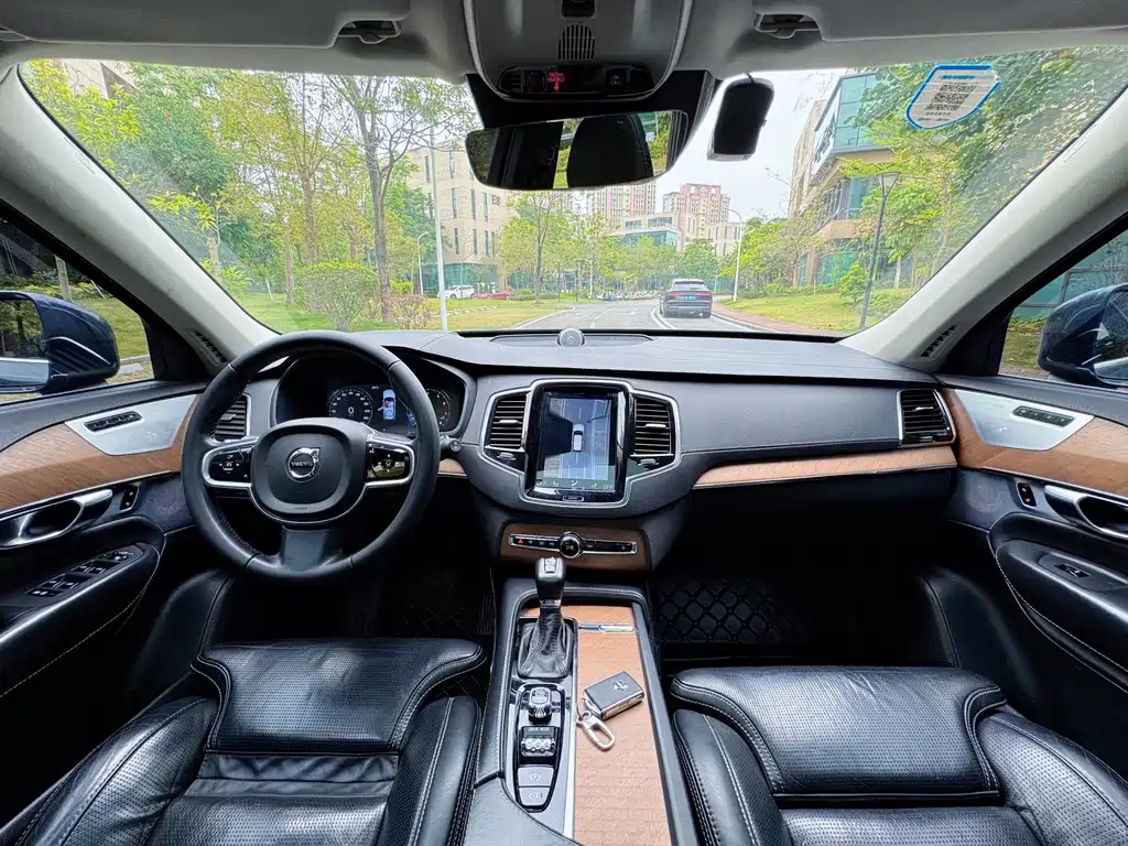 Volvo XC90 2018 — фото 12