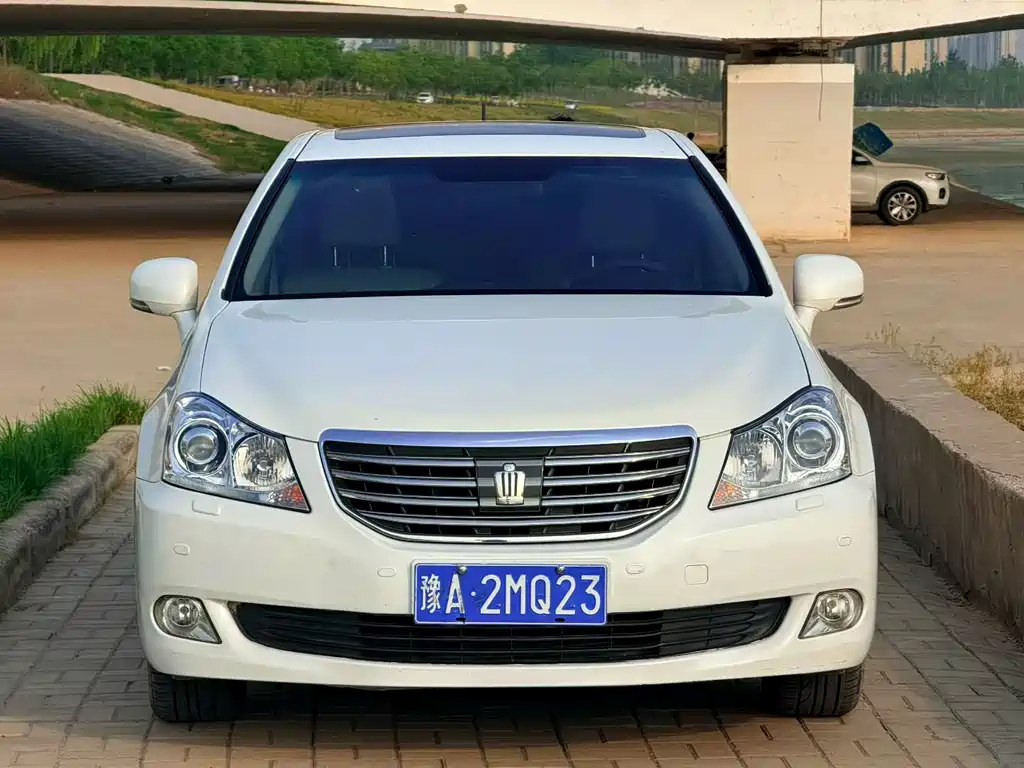 Toyota Crown 2010 — фото 1