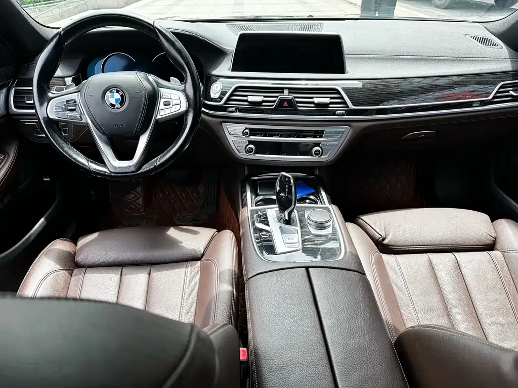 BMW 7 Series 2017 — фото 16