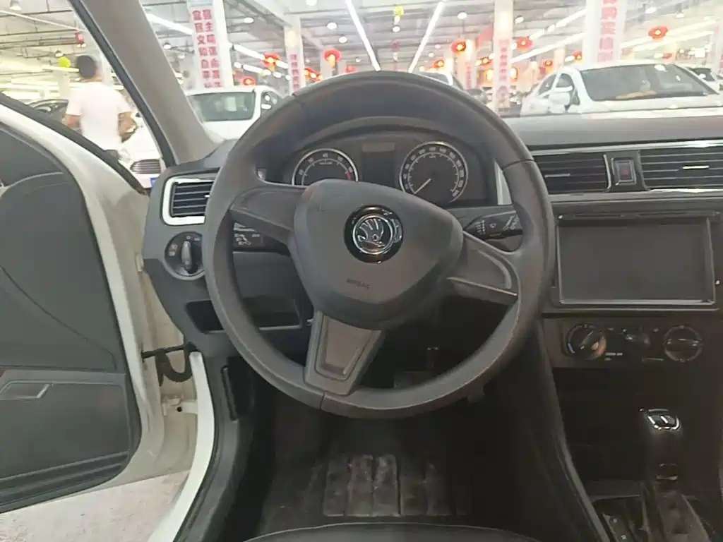Skoda Rapid Spaceback 2017 — фото 11