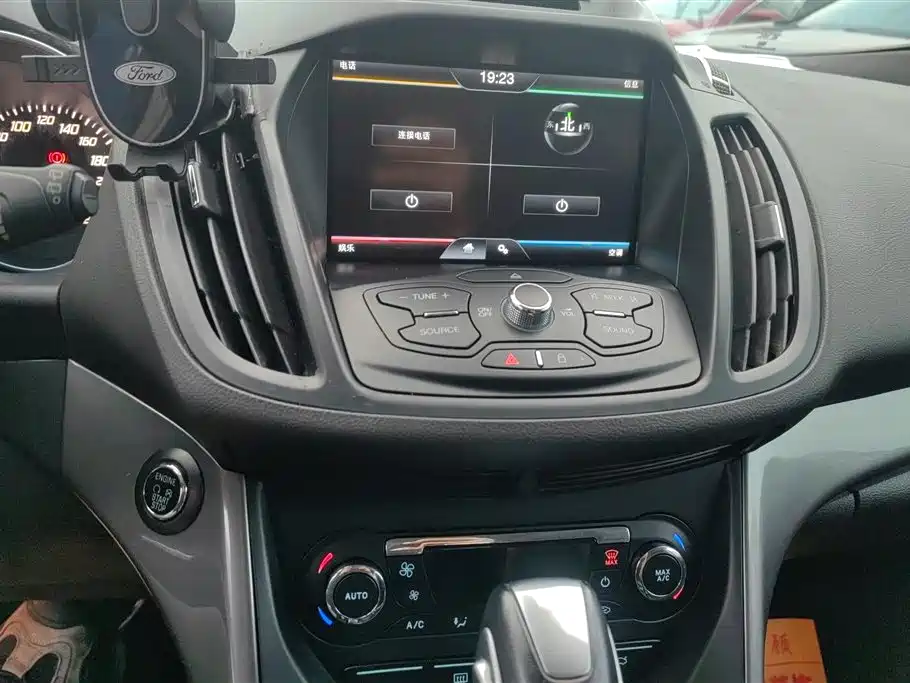 Ford Kuga 2015 — фото 13