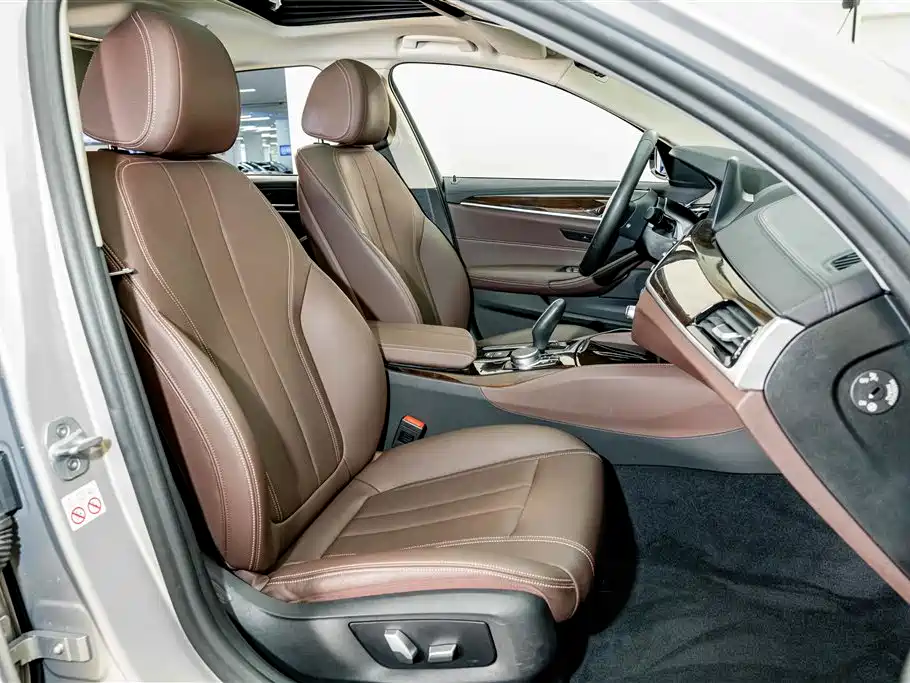 BMW 5 Series 2019 — фото 19