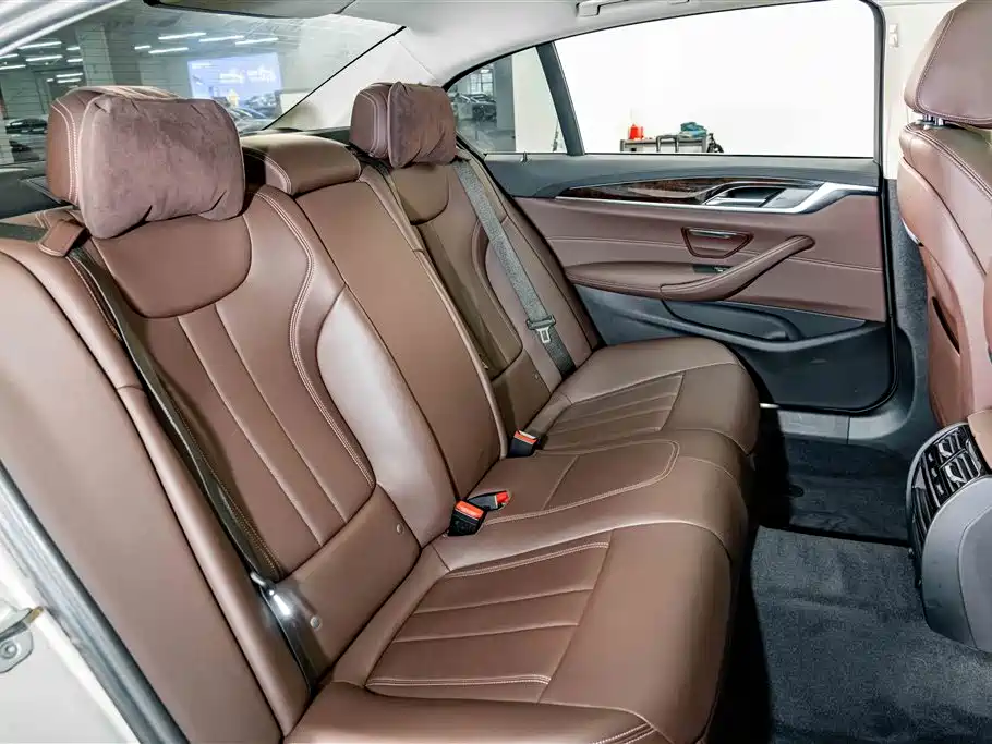 BMW 5 Series 2019 — фото 22