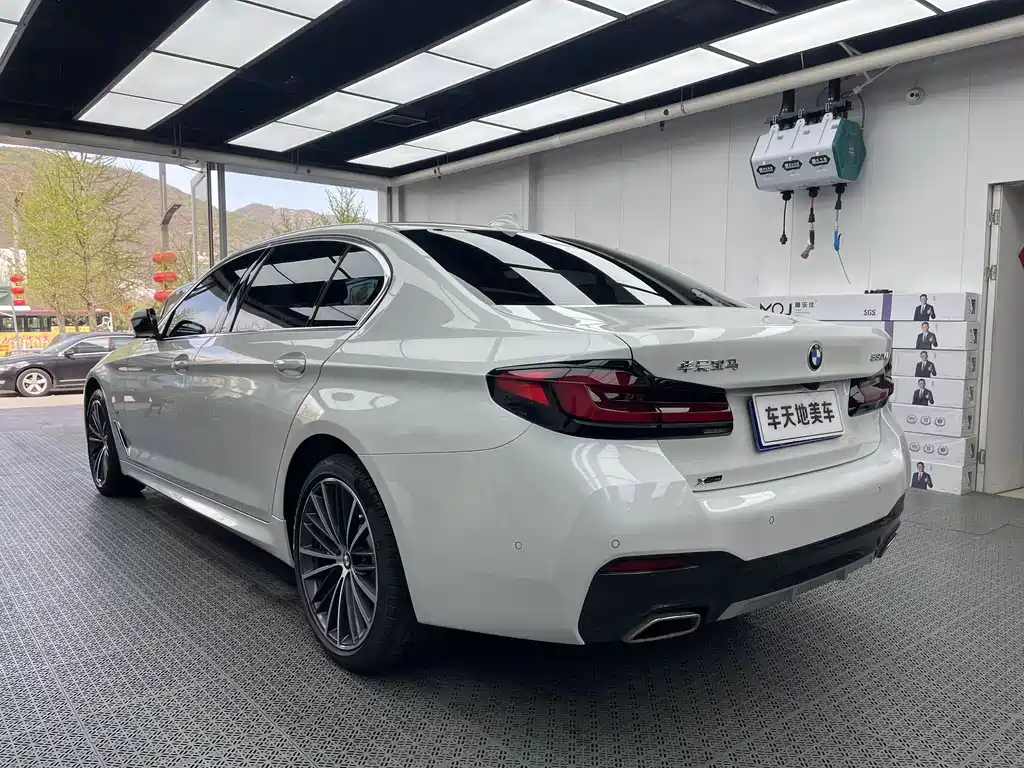 BMW 5 Series 2023 — фото 12