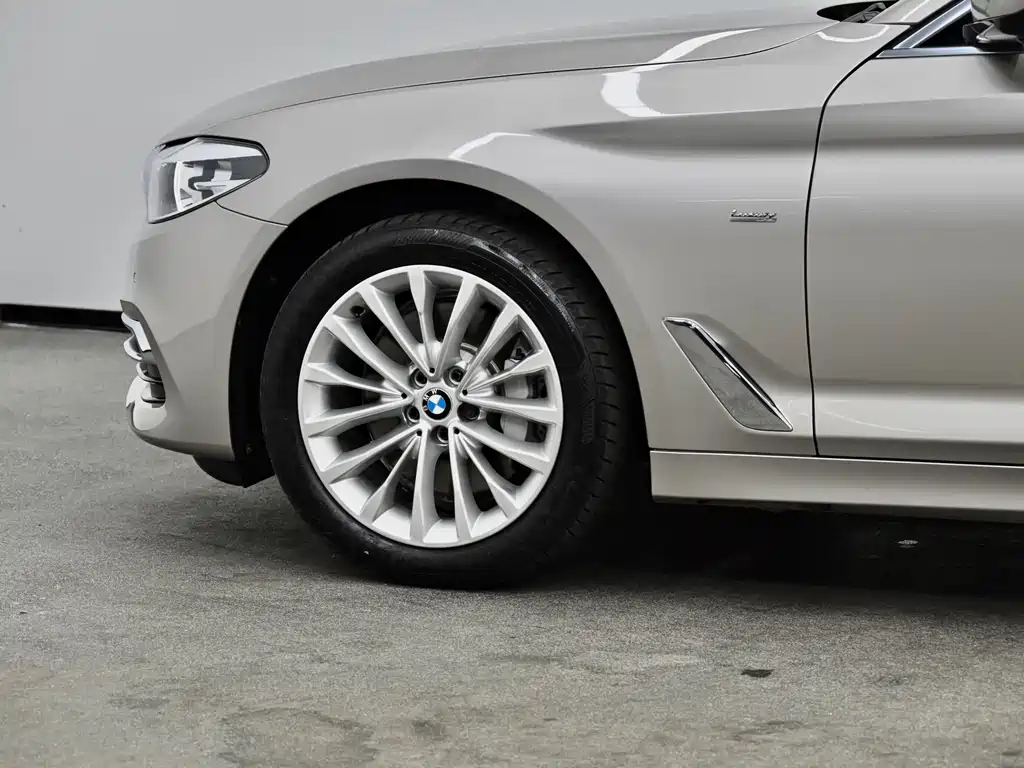 BMW 5 Series 2018 — фото 22