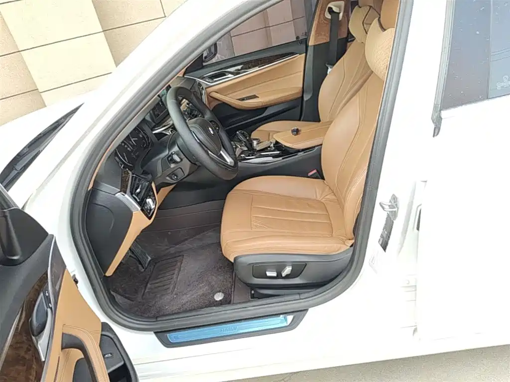 BMW 5 Series 2017 — фото 11