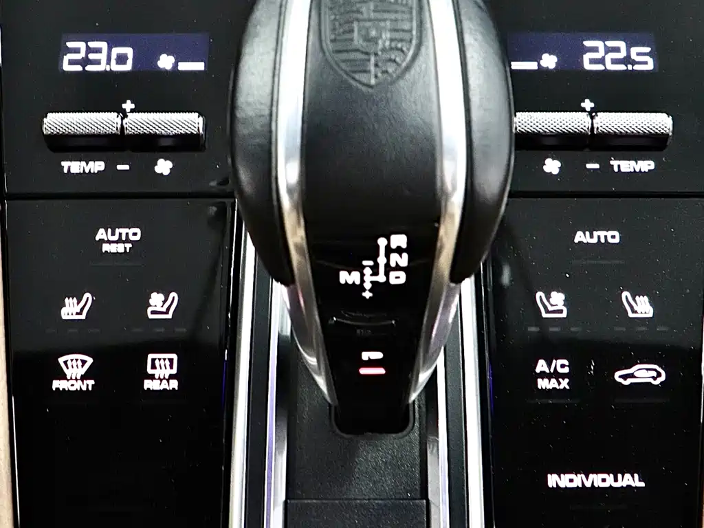 Porsche Cayenne Hybrid 2021 — фото 21
