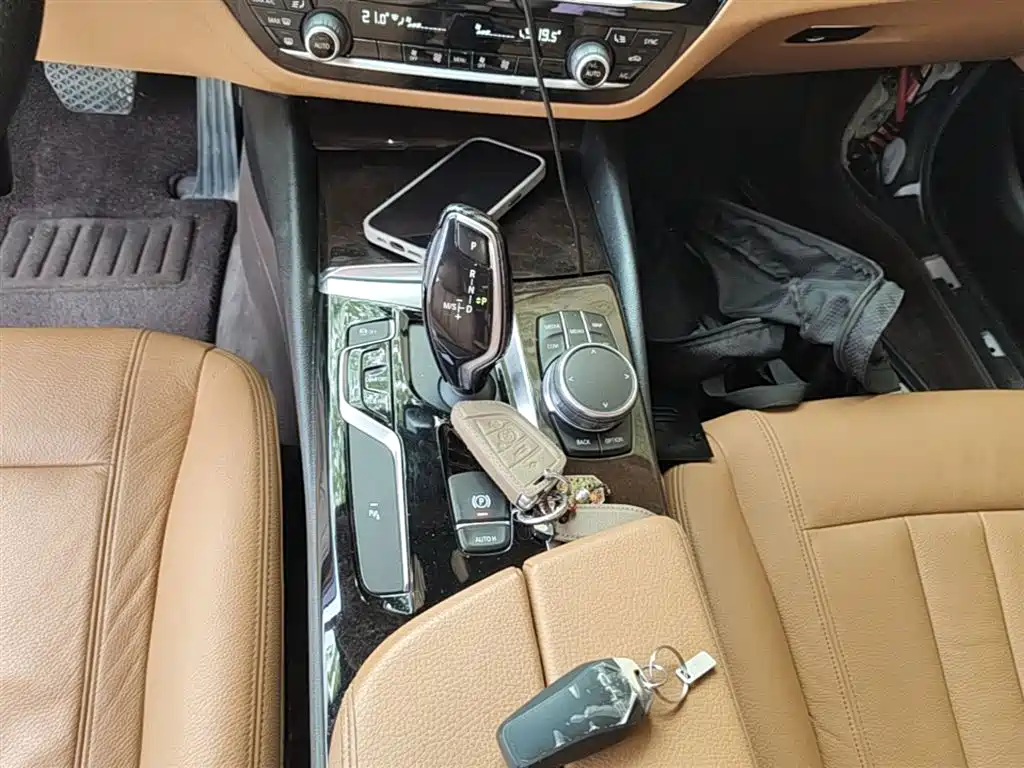 BMW 5 Series 2017 — фото 10
