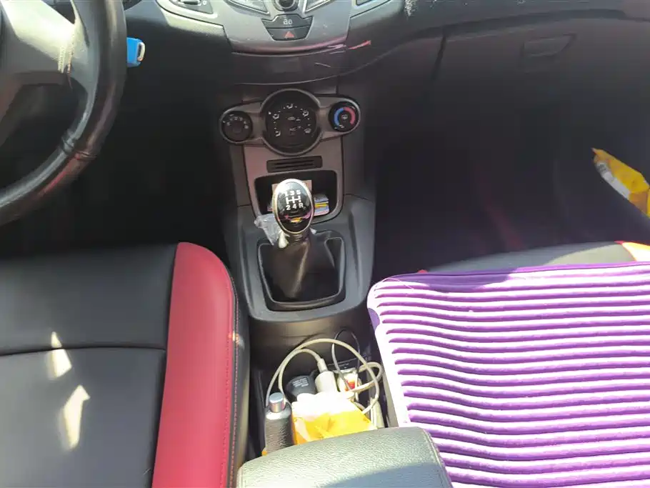 Ford Fiesta 2015 — фото 16