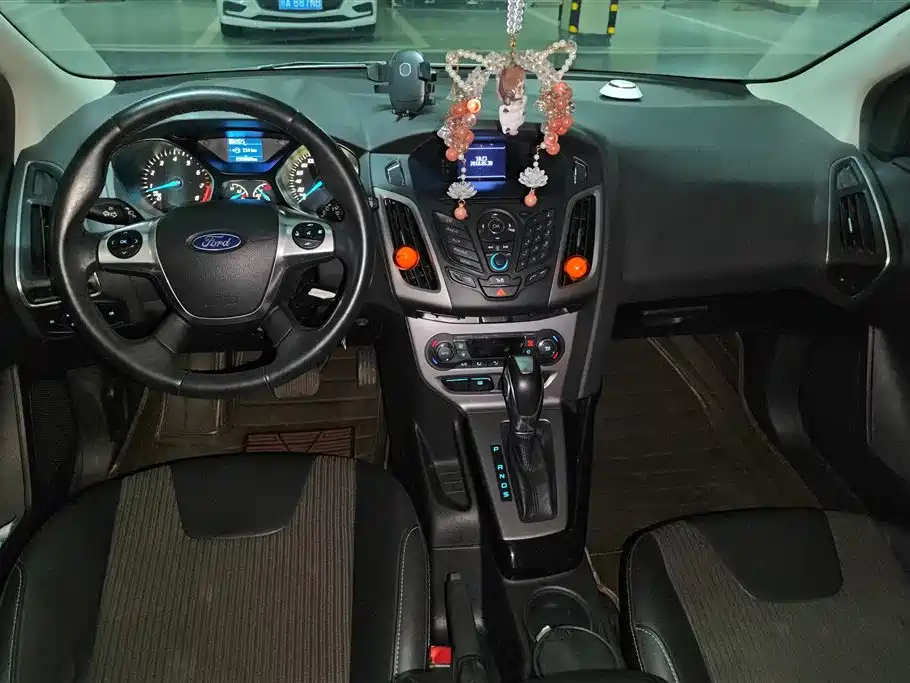 Ford Focus 2015 — фото 12